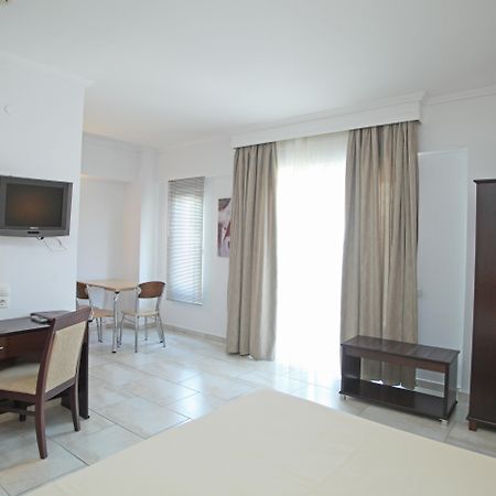 Naias Aparthotel Hanioti Bagian luar foto
